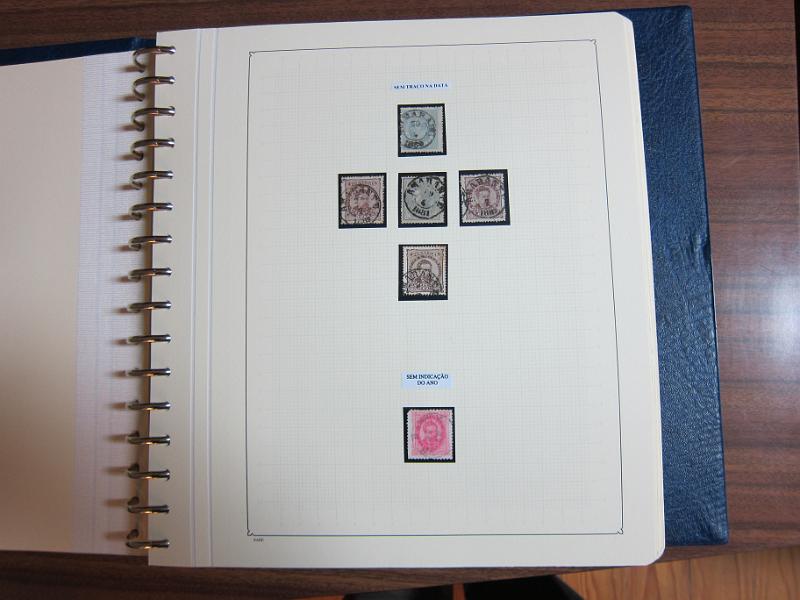 0019 (7).JPG -     Lote:    19      Marcofilia      Lotes Especiais       Descrição:         Portugal. Colecção especializada de carimbos de duplo círculo, tipo 1852, montada em 4 álbuns Lindner, com selos de diversas emissões e cartas, com estudo minucioso de cada marca. Lote a ver.         Lote       Valor Base:     &euro; 2.500,00     Valor Venda:     Retirado     